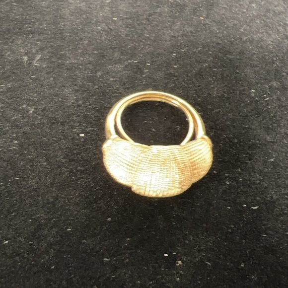 Womens Avon Ring Size 7 Gold Tone knot Jewelry - Picture 2 of 9